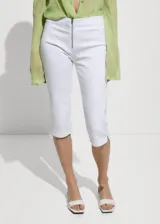 Pantalón tipo capri de corte ajustado, confeccionado en tejido de algodón estilo denim. Presenta cierre frontal con cremallera y diseño de tiro medio.