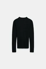 Top de punto fino confeccionado en mezcla de lana y seda, con cuello redondo y manga larga.