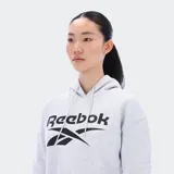 Canguro Reebok de corte crop color gris melange, con capucha ajustable con cordones, mangas largas y el logotipo de la marca estampado en el pecho en color negro.