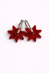 Aros tipo argolla dorada con dije colgante en forma de estrella de acrílico color rosa.