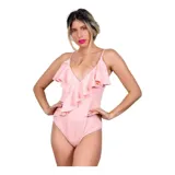 Malla enteriza de lycra color rosado, con diseño acanalado, escote en V y volado cruzado desde el hombro hasta la cadera. Cuenta con tirantes finos ajustables.
