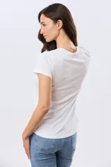 Remera básica de algodón color negro, con cuello redondo y mangas cortas de corte clásico.