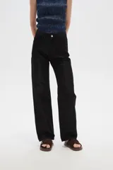 Pantalon de jean recto de tiro alto con acabado brillante tipo glitter.