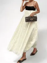 Vestido largo de tirantes finos, con corpiño negro y falda blanca.