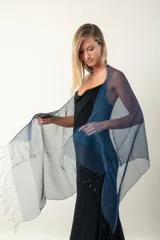 Chal color champagne de organza y lurex con flecos en el borde.