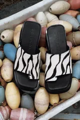 Sandalias plataforma Barina de color negro, con diseño tipo slide, suela chunky y textura sutil.