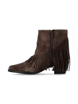 Bota de caña media estilo western, confeccionada en gamuza suave de color marrón, con terminación en punta y taco cuadrado. Destaca por sus flecos largos en cascada y cuenta con cierre en el lateral interior.