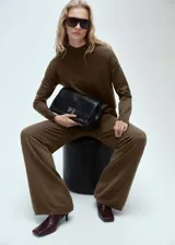 Jersey de punto fino con cuello perkins, manga larga y diseño oversize con terminaciones en canalé.