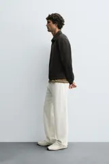 Sudadera polo azul marino de corte regular fit, confeccionada en tejido técnico interlock de algodón con elasticidad. Presenta cuello solapa, cierre frontal de cremallera y manga larga con acabados en rib.