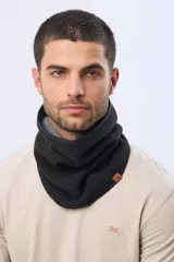 Cuello polar de diseño envolvente, confeccionado en tejido suave y abrigado, ideal para proteger del frío.