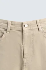 Pantalón de corte recto confeccionado en tejido de algodón con elasticidad. Presenta diseño de cinco bolsillos, cierre frontal con cremallera y botón.
