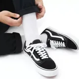 Zapatillas Vans Pro Skate Old Skool, color negro con la clásica franja lateral blanca, cordones blancos y suela de goma blanca con detalles en negro.