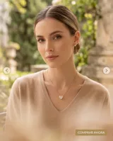 Collar de plata 925 con baño de oro, compuesto por una cadena fina y un dije en forma de corazón con incrustaciones de circonia.