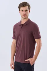 Remera polo de manga corta en color azul melange, con cuello camisero, cierre frontal de dos botones y pequeño bordado en el pecho.