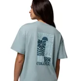 Remera oversize de Columbia para mujer, color azul, de corte holgado, mangas cortas y cuello redondo acanalado, con pequeño logo impreso en el pecho.