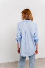 Camisa fucsia de algodón, corte clásico, manga larga y cierre con botones.