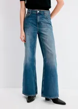 Jeans de tiro medio con diseño de pierna ancha y efecto desteñido, confeccionados 100% en algodón.