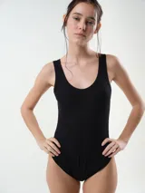 Body de algodón rib color negro, de corte ajustado, con escote redondo y tirantes anchos.