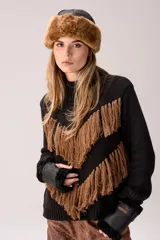 Sweater negro tejido de punto con cuello alto y silueta relajada, decorado con flecos marrones dispuestos en forma de V en la parte frontal.
