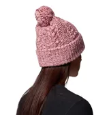 Gorro de punto de lana color rosado y bordó, con diseño trenzado, dobladillo vuelto, pompón superior y parche de cuero con logo de la marca.