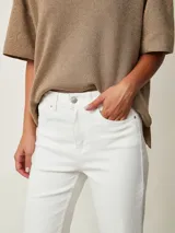 Jean de corte recto y tiro medio en color gris claro, con efecto acid wash y lavado desgastado. Cuenta con bolsillos delanteros y traseros, presillas para cinturón y cierre frontal con botón y cremallera.