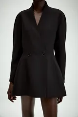 Blazer negro de corte entallado con cuello solapa, manga larga y cierre frontal cruzado con dos botones.