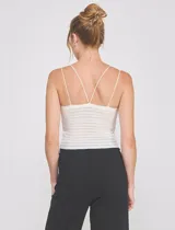 Top crop texturado color blanco, con escote recto y doble tirante fino.