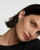 Aros tipo caravana de plata con forma de gota.