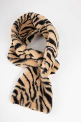 Bufanda de piel sintética con estampado de cebra en tonos beige y negro.