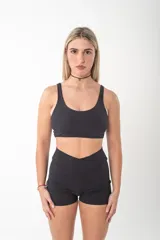 Short deportivo de tiro alto en color negro, con diseño ajustado y logo estampado en la parte posterior de la cintura.