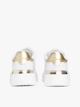 Zapatillas de plataforma Tommy Hilfiger, color blanco, con detalles metálicos dorados en el talón y monograma TH grabado en el lateral. Diseño de corte bajo con cierre de cordones.
