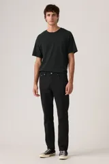 Jean de corte slim fit, color negro, con diseño clásico de cinco bolsillos, cierre de botón y cremallera, y tiro bajo.