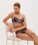 Bombacha bikini de encaje floral bicolor con acabado delicado y diseño de hilo doble, confeccionada en poliamida, poliéster y elastano, con forro de algodón.