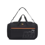 Bolso deportivo tipo duffel bag, color negro, con grandes iniciales 'MH' en el frente en tono gris oscuro. Presenta detalles de franjas horizontales en rojo, amarillo y negro sobre los cierres de los compartimentos. La correa de hombro lleva la inscripción 'NBA' en relieve.