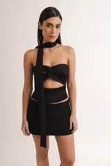 Top strapless color gris con detalle entrelazado en el frente y espalda recta.