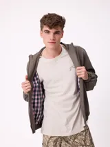 Campera Rusty de corte clásico, color negro, con cierre frontal completo, cuello alto y puños elásticos. Presenta un diseño minimalista con el logo de la marca bordado en el pecho.