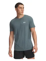 Remera deportiva Under Armour de la línea Vanish, diseñada con tecnología sin costuras para reducir la fricción. Presenta un tejido de punto suave con ventilación de malla estratégica en zonas de mayor sudoración, material elástico en cuatro direcciones, capacidad de absorción de sudor y secado rápido, además de tecnología de control de olores.