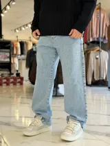 Pantalón de jean estilo baggy, de corte ancho y relajado, en color celeste claro.