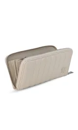 Billetera de dama en símil cuero color negro, de diseño acolchado con costuras verticales que forman relieves y cierre perimetral. Incluye monograma en la esquina inferior y viene con caja de presentación estampada.