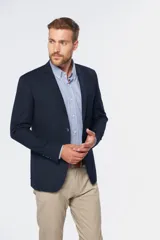 Saco sport azul marino de corte slim fit, con solapas de muesca, cierre de un botón y bolsillos ribeteados.