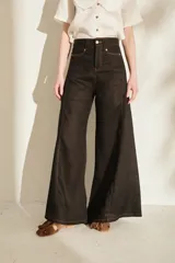 Pantalon de lino negro de corte wide leg, super amplio y de tiro alto, con costuras pespuntadas en contraste y bolsillos delanteros.