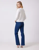 Cardigan de tejido fino en color gris, con cuello redondo, cierre frontal con botones y mangas tres cuartos.