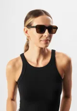 Lentes de sol Eco Shades modelo Romano, con montura cuadrada color verde oliva y lentes verdes. Fabricados con acetato biodegradable y lentes de PMMA reciclado. Cuentan con protección UV 400.