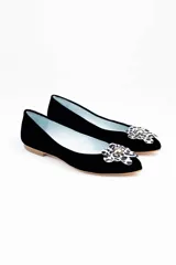 Bailarinas negras de terciopelo de seda, con detalle de flor de piel con estampado blanco y negro y chincheta plateada.