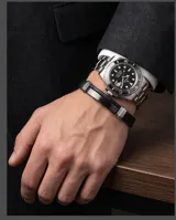 Pulsera de diseño moderno compuesta por una banda doble de cuerina negra y una chapa central de acero galvanizado con detalles metálicos en los extremos.