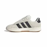 Championes Adidas Grand Court Alpha de estilo urbano, confeccionados en cuero sintético color beige con las icónicas tres tiras laterales en negro. Presentan un diseño de corte bajo con mediasuela Cloudfoam para mayor amortiguación y suela de caucho color caramelo.