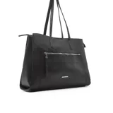 Cartera tipo tote bag de cuero sintético color negro, con doble asa de hombro, bolsillo frontal con cierre y logo metálico de la marca.