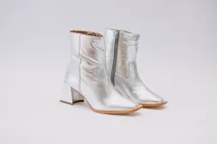 Botas cortas de cuero color crema, con cierre lateral y taco cuadrado. Forro, capellada y plantilla 100% cuero.