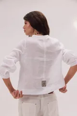 Blusa de lino color marrón con cuello mao, escote en V y mangas largas.