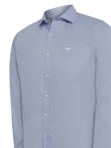 Camisa celeste de popelina 100% algodón, de manga larga, con cuello italiano, calce regular y bolsillo en el pecho con logo bordado.